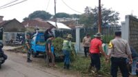 Polsek Tanjungsari Bersama Warga Bersihkan Drainase